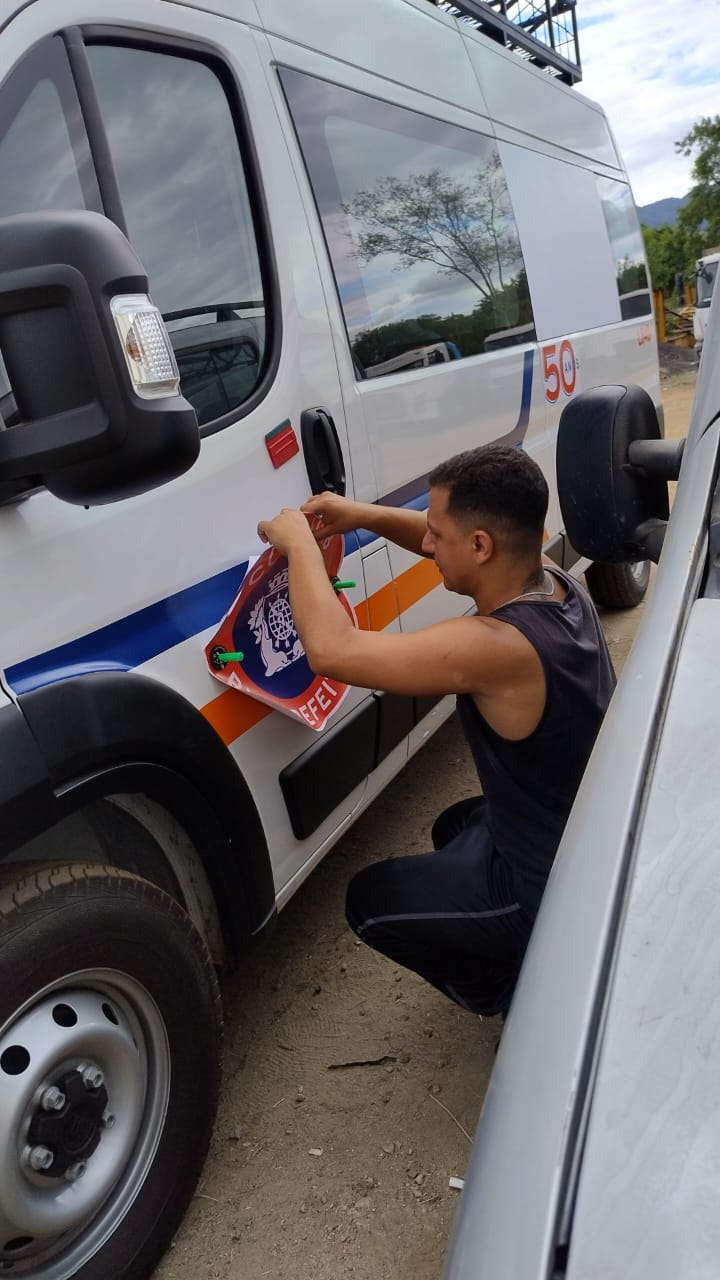 Adesivação das Vans da COMLURB: Parceria de Sucesso