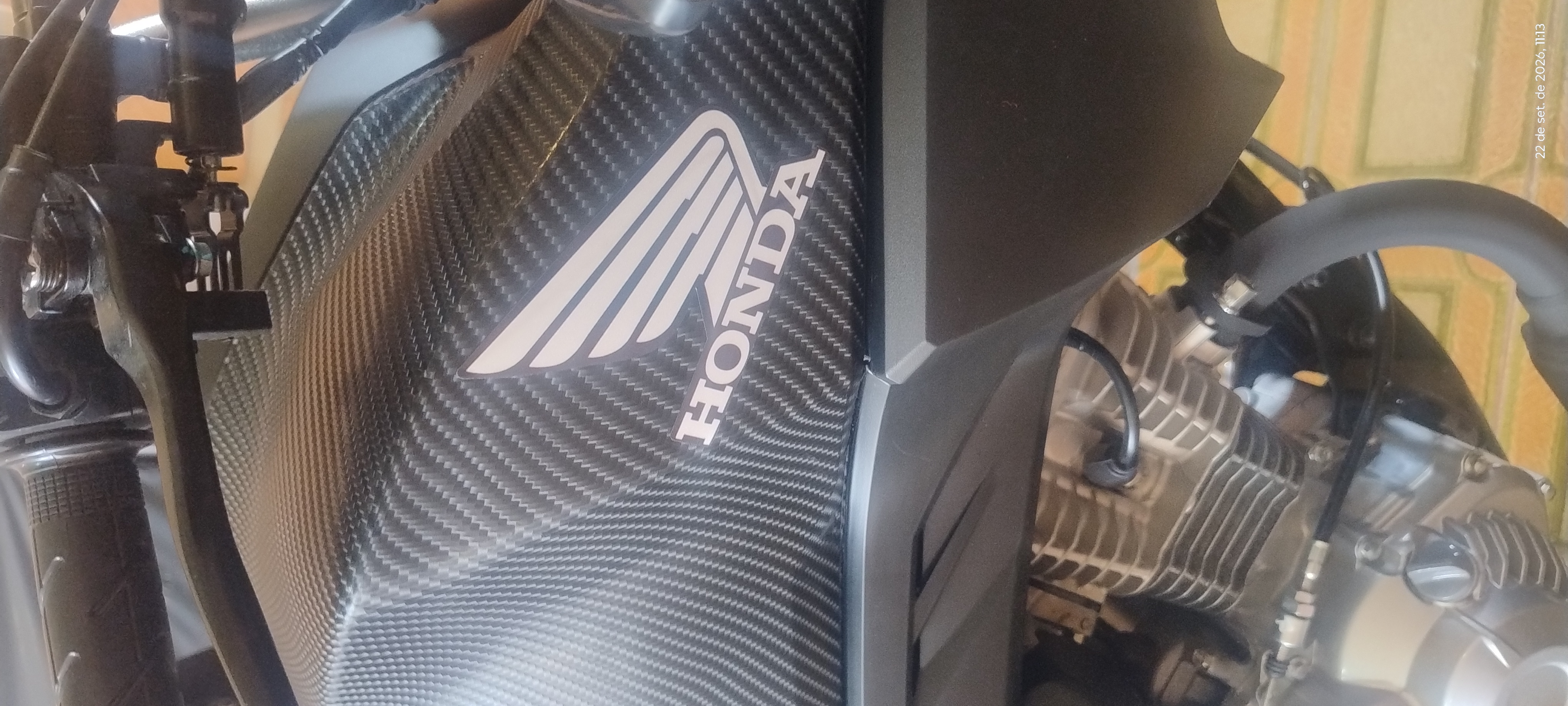 Envelopamento Automotivo: Estilo e Proteção com Acabamento em Fibra de Carbono